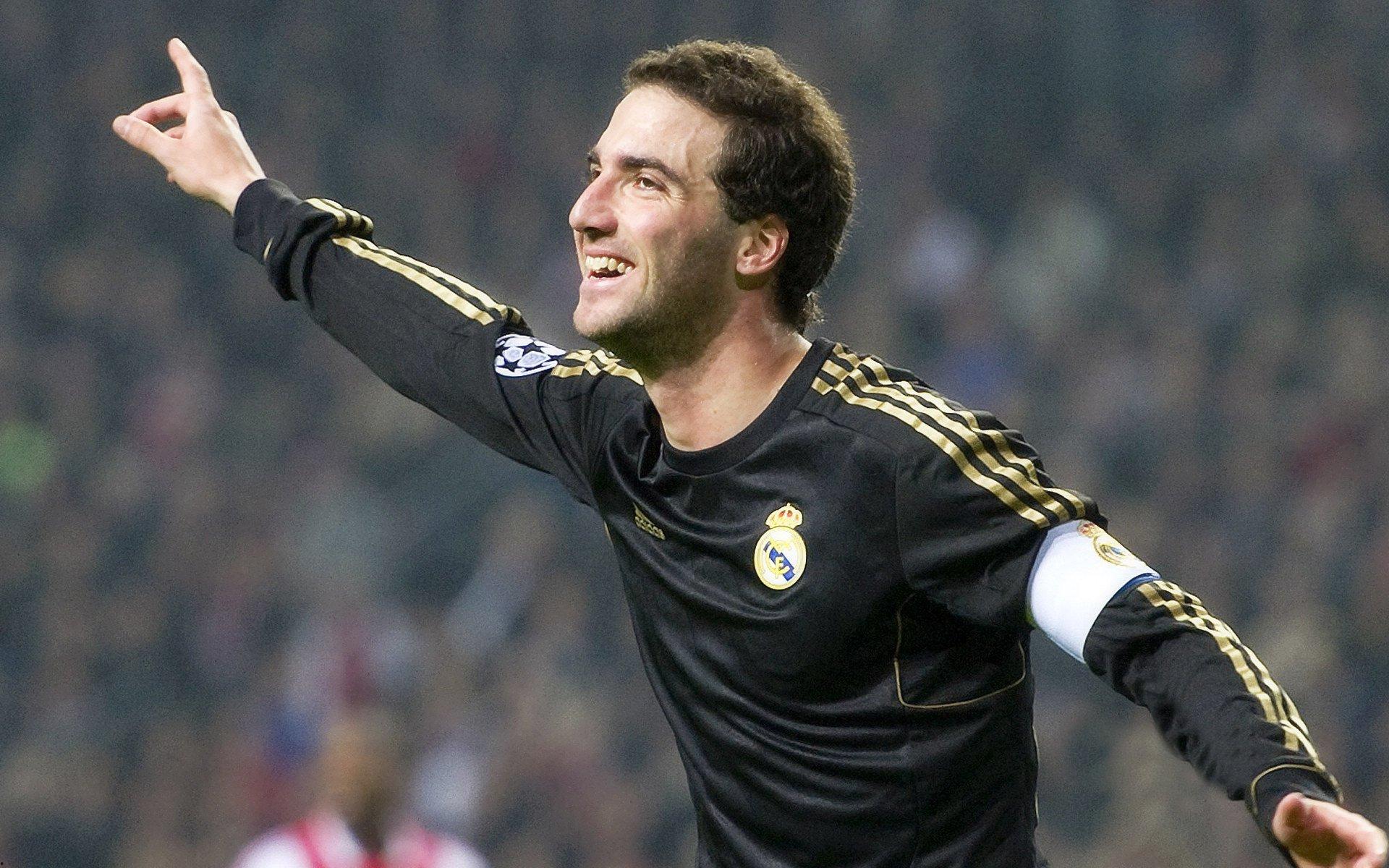 队报曝药厂天价锁定兰斯铁闸科内，国米加入争夺战，今夏后防标王呼之欲出